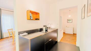 KĂŒhlschrank, Mikrowelle, Herdplatte, Toaster