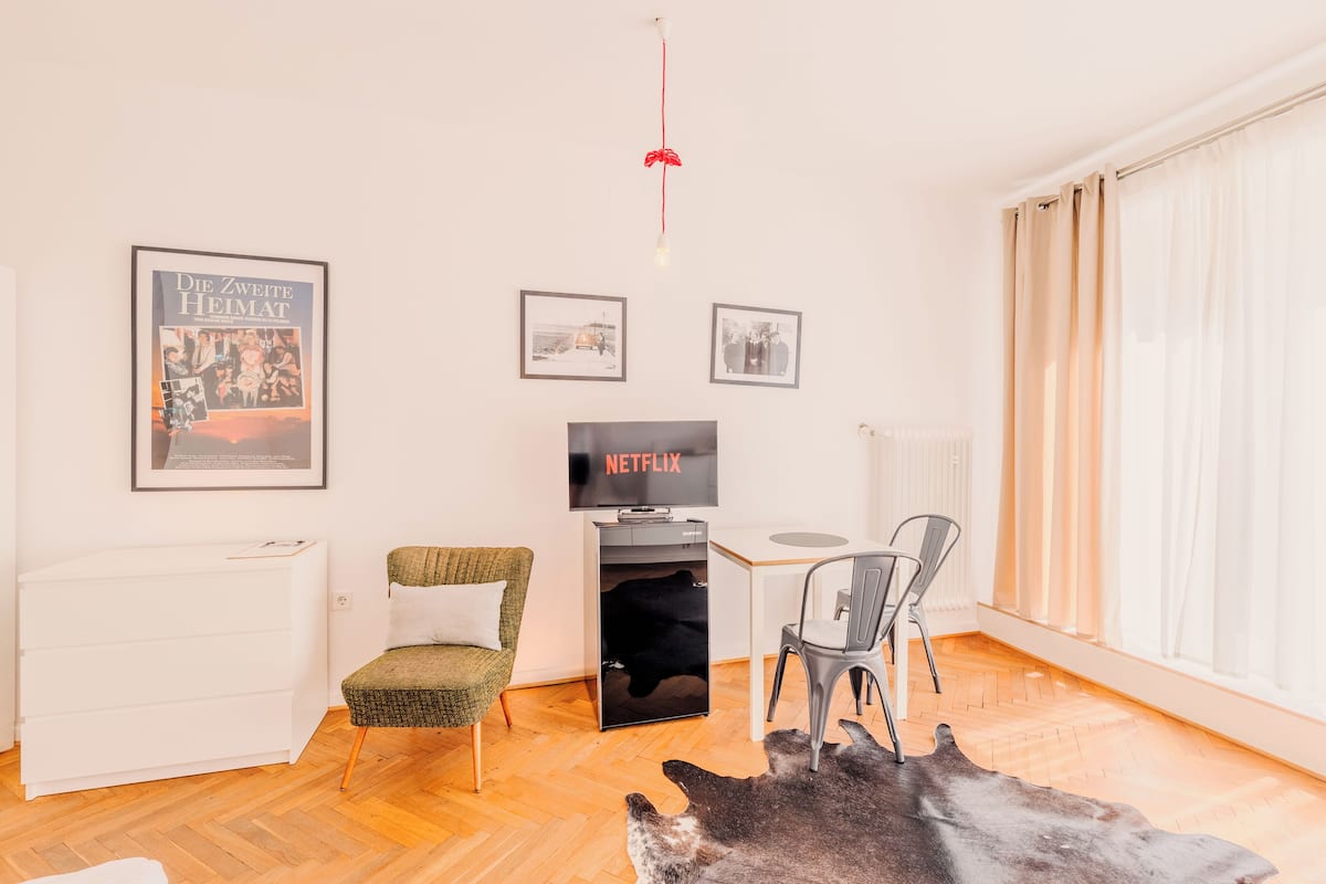 Chambre Confort double | Aire de séjour | Téléviseur connecté