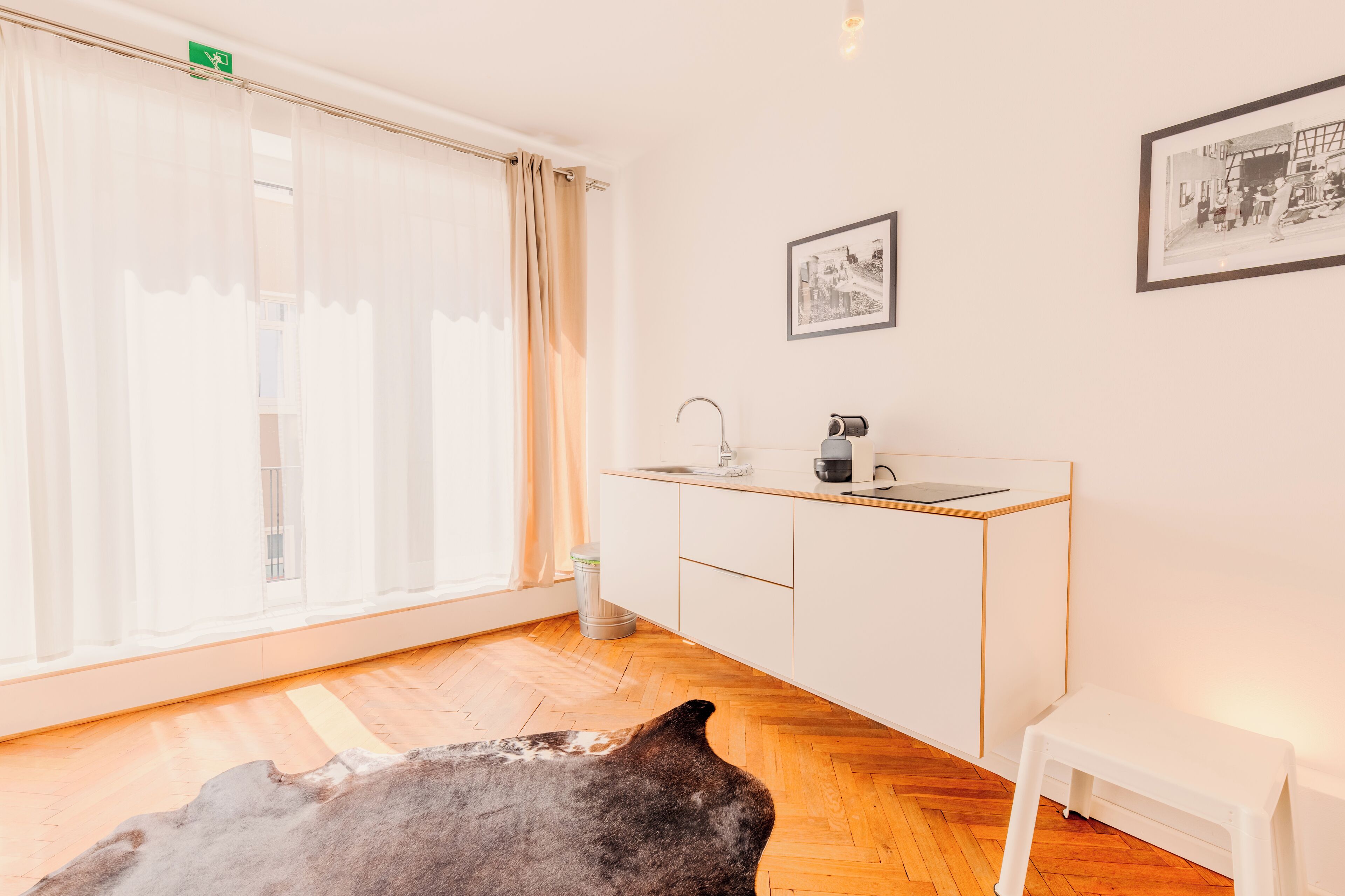 Tweepersoonskamer | Privékeuken | Een koelkast, een magnetron, een kookplaat, kookgerei, borden en bestek