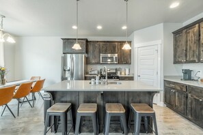 Fridge, microwave, oven, stovetop - 4-bedroom townhome in Orem on The Links at Sleepy Ridge Golf Course (Orem)