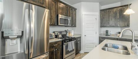 Kjøleskap, mikrobølgeovn, ovn og kokeplater