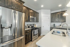 Refrigerador, microondas, horno y parrilla de estufa 