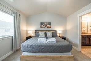 4 bedrooms, desk, iron/ironing board, travel crib - 4-bedroom townhome in Orem on The Links at Sleepy Ridge Golf Course (Orem)