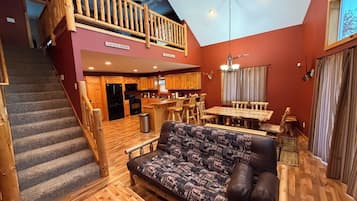 TV connectée, lecteur de DVD, baby-foot, livres