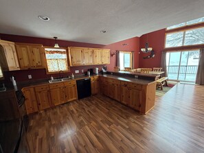 Fridge, microwave, oven, stovetop - Spacious 5-bedroom, 4 Bathroom House - cozy Anglers Retreat (Onamia)