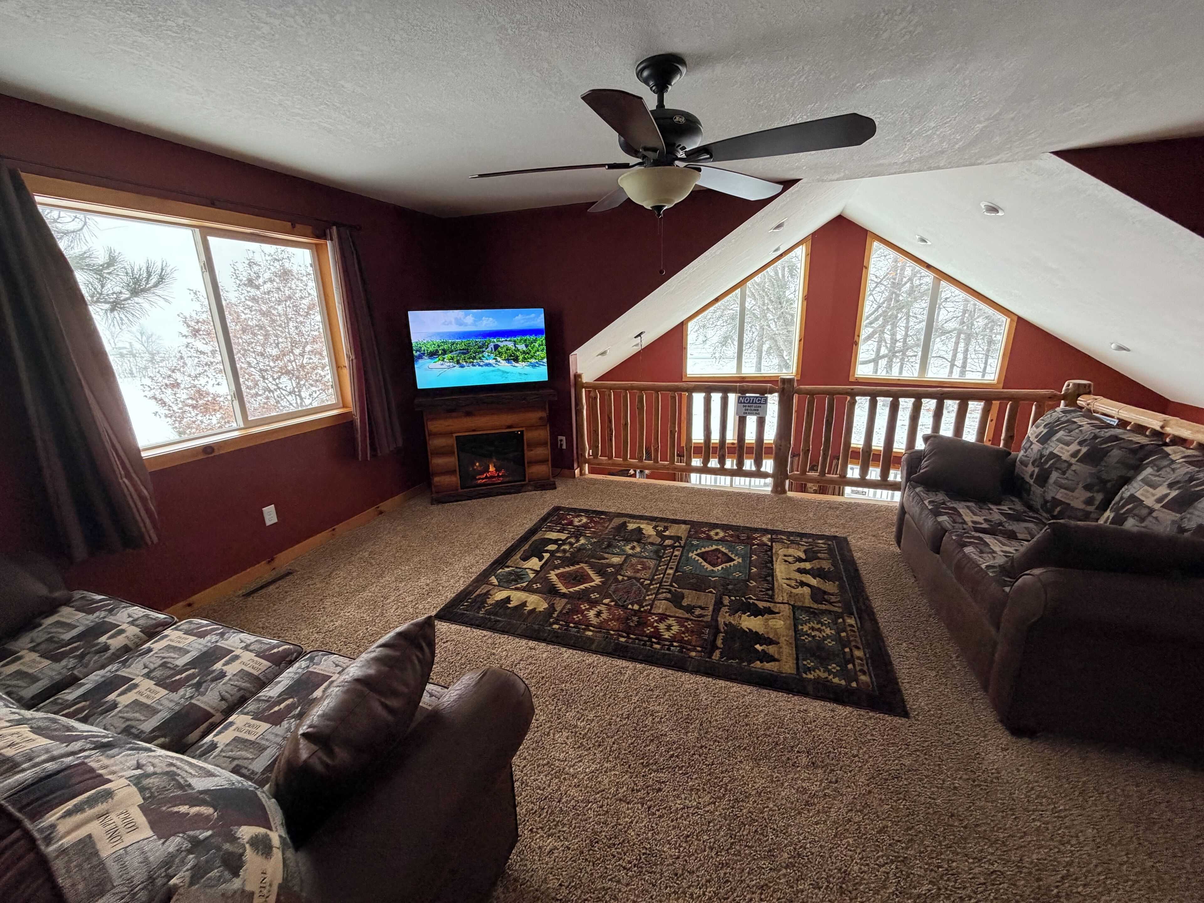 TV connectée, lecteur de DVD, baby-foot, livres