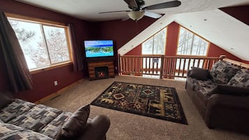 TV connectée, lecteur de DVD, baby-foot, livres