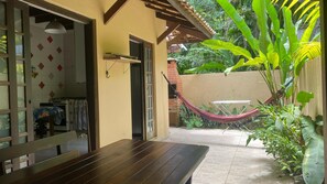 Outdoor dining - Chalet just steps from the sands of Itamambuca (Ubatuba)