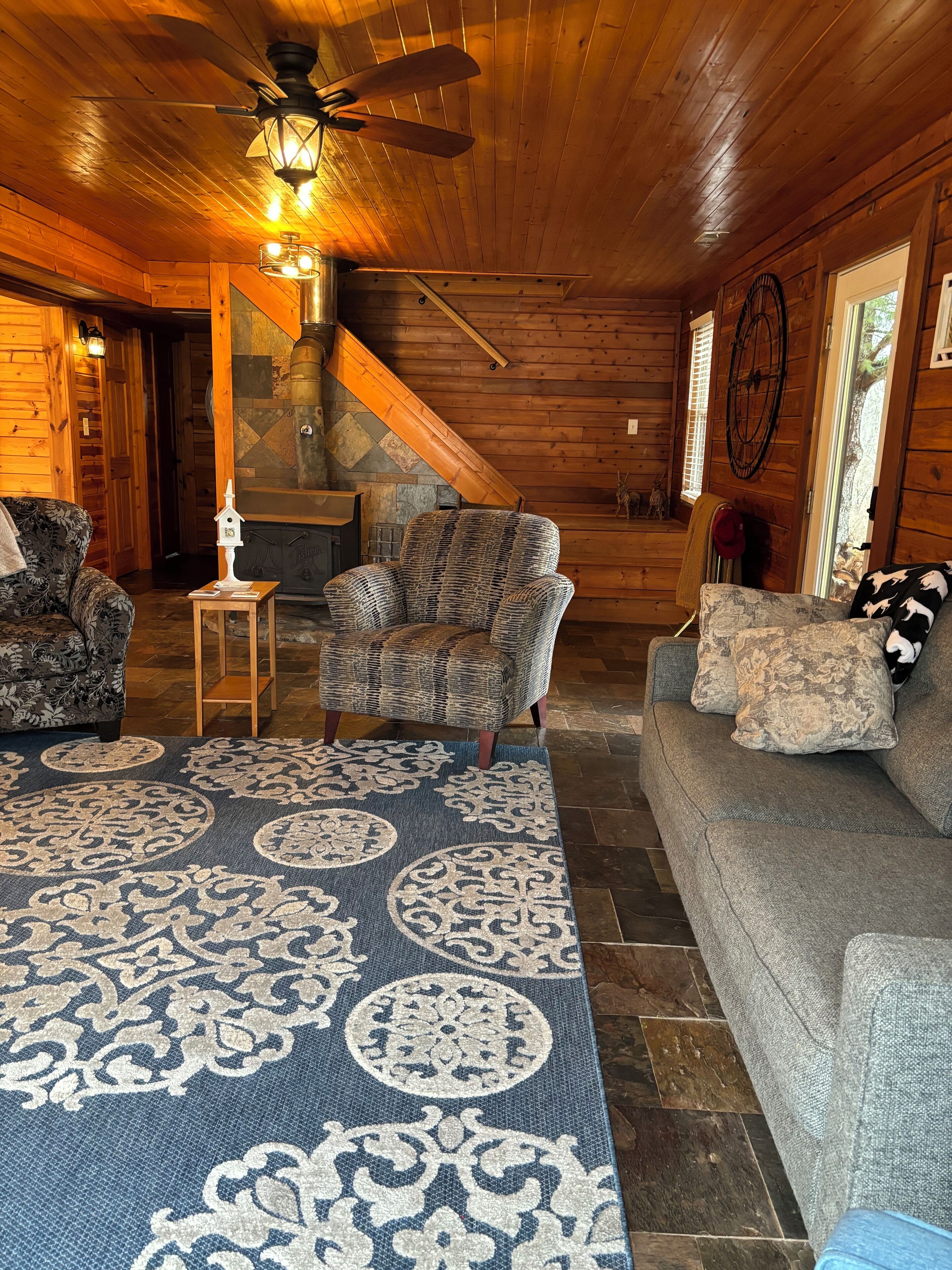 Una televisión, una chimenea