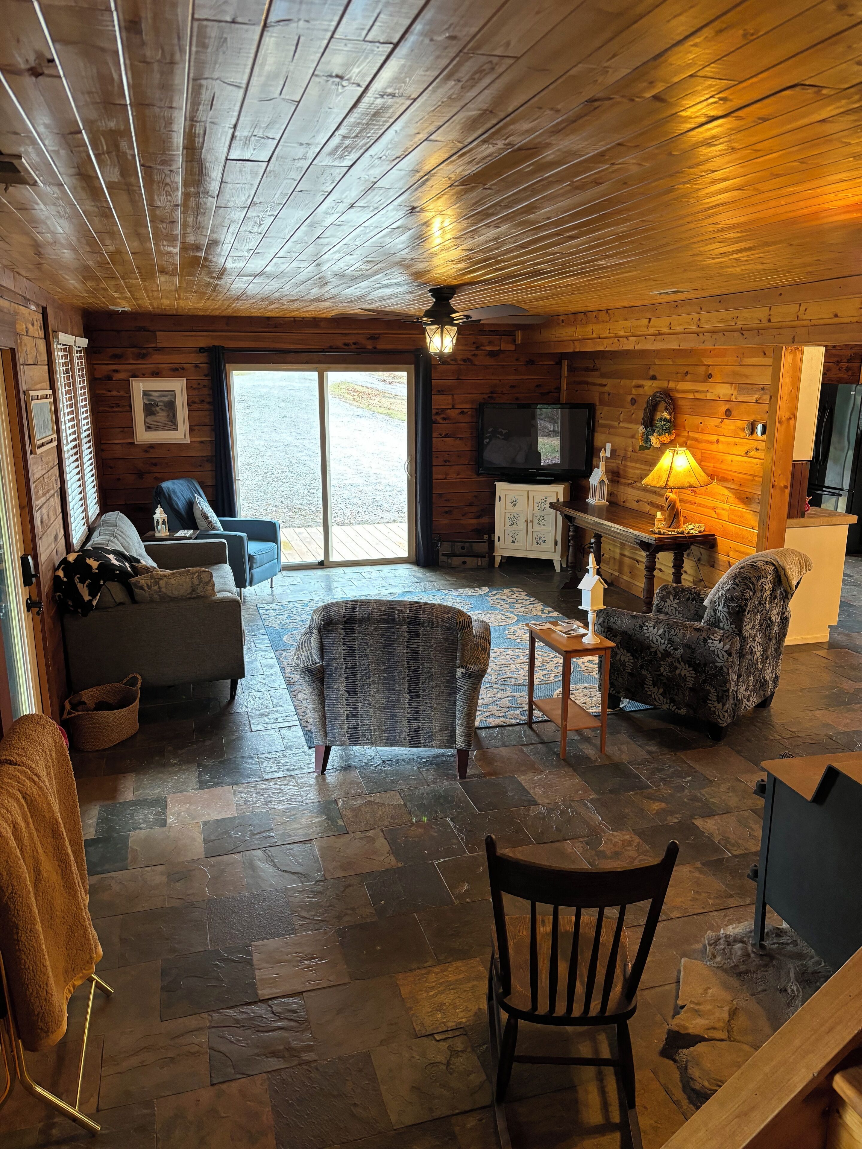 Una televisión, una chimenea