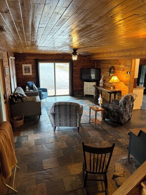 Una televisión, una chimenea