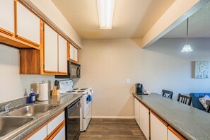 Fridge, microwave, oven, stovetop - Prime Location! Pool, Gym, Laundry, & Much More! (Tempe)
