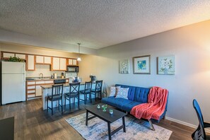 Living area - Prime Location! Pool, Gym, Laundry, & Much More! (Tempe)