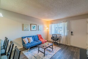 Living area - Prime Location! Pool, Gym, Laundry, & Much More! (Tempe)