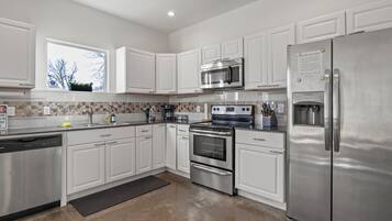 Microondas, horno, parrilla de estufa y lavavajillas