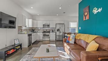 Televisión y chimenea