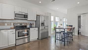 Microondas, horno, parrilla de estufa y lavavajillas