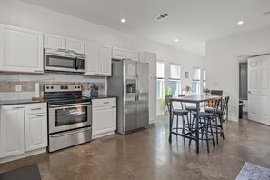 Microondas, horno, parrilla de estufa y lavavajillas 