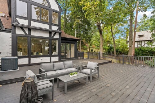 Private 8-bedroom Villa by NYC train