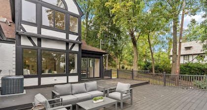 Private 8-bedroom Villa by NYC train