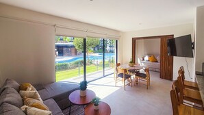 Una sala moderna con sofá, mesa de centro y comedor.