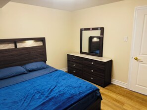 Iron/ironing board, WiFi, bed sheets - 2 Bedroom newly renovated apartment (Bowmanville)