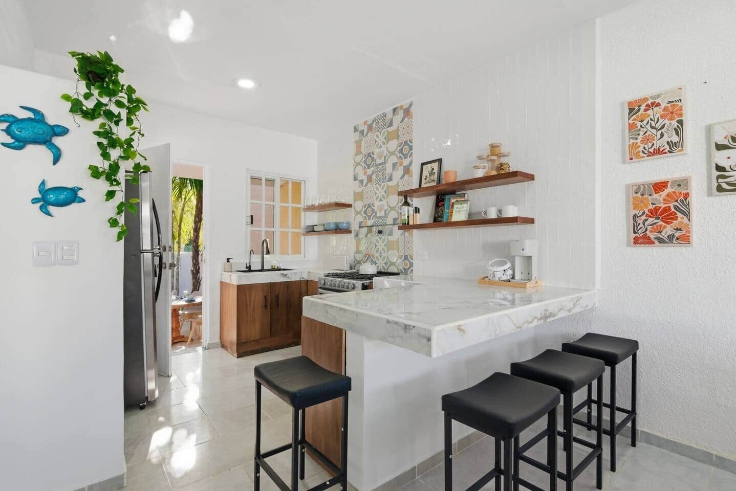 Réfrigérateur, four à micro-ondes, un four, surface de cuisson