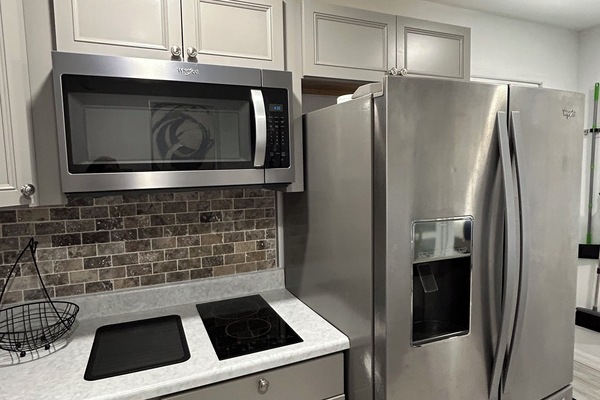 Coffee/tea maker, fridge, microwave, stovetop
