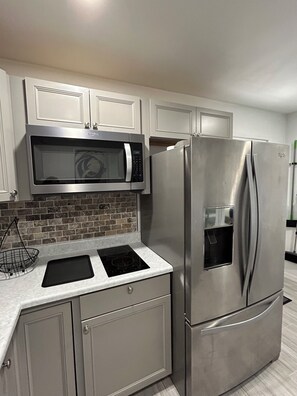 Fridge, microwave, stovetop, coffee/tea maker - Studio Signature (Lakeland)