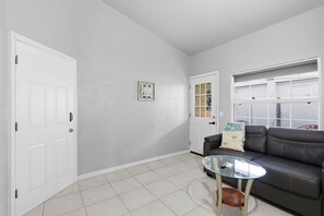 Smart TV - Charming Pet-Friendly 2BR + Sleeper Sofa + Near Beach Drive (Port Orange)
