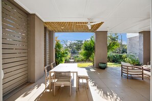 Outdoor dining - “Roseate Tide” 9844 Haven Loop, 3 BR Kiawah River, Stunning River Views, Sleeps 6 (Johns Island)