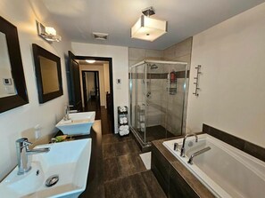 Shower, hair dryer, towels, soap - 4BR Townhouse 5-Min to DIX30 20-Min to Downtown (Brossard)
