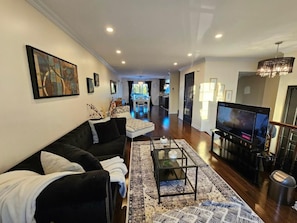Smart TV - 4BR Townhouse 5-Min to DIX30 20-Min to Downtown (Brossard)