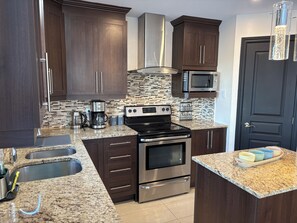 Fridge, microwave, oven, stovetop - 4BR Townhouse 5-Min to DIX30 20-Min to Downtown (Brossard)