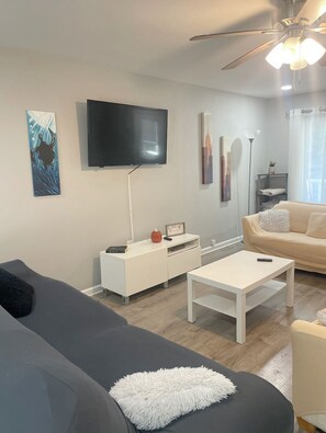 Smart TV, books - Serene Private Renovated Charleston Getaway (North Charleston)