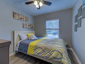 4 bedrooms, iron/ironing board, free WiFi, bed sheets - Serene Private Renovated Charleston Getaway (North Charleston)