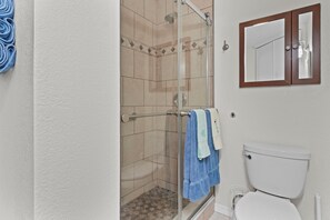 Suihku, hiustenkuivaaja, pyyhkeet, saippua