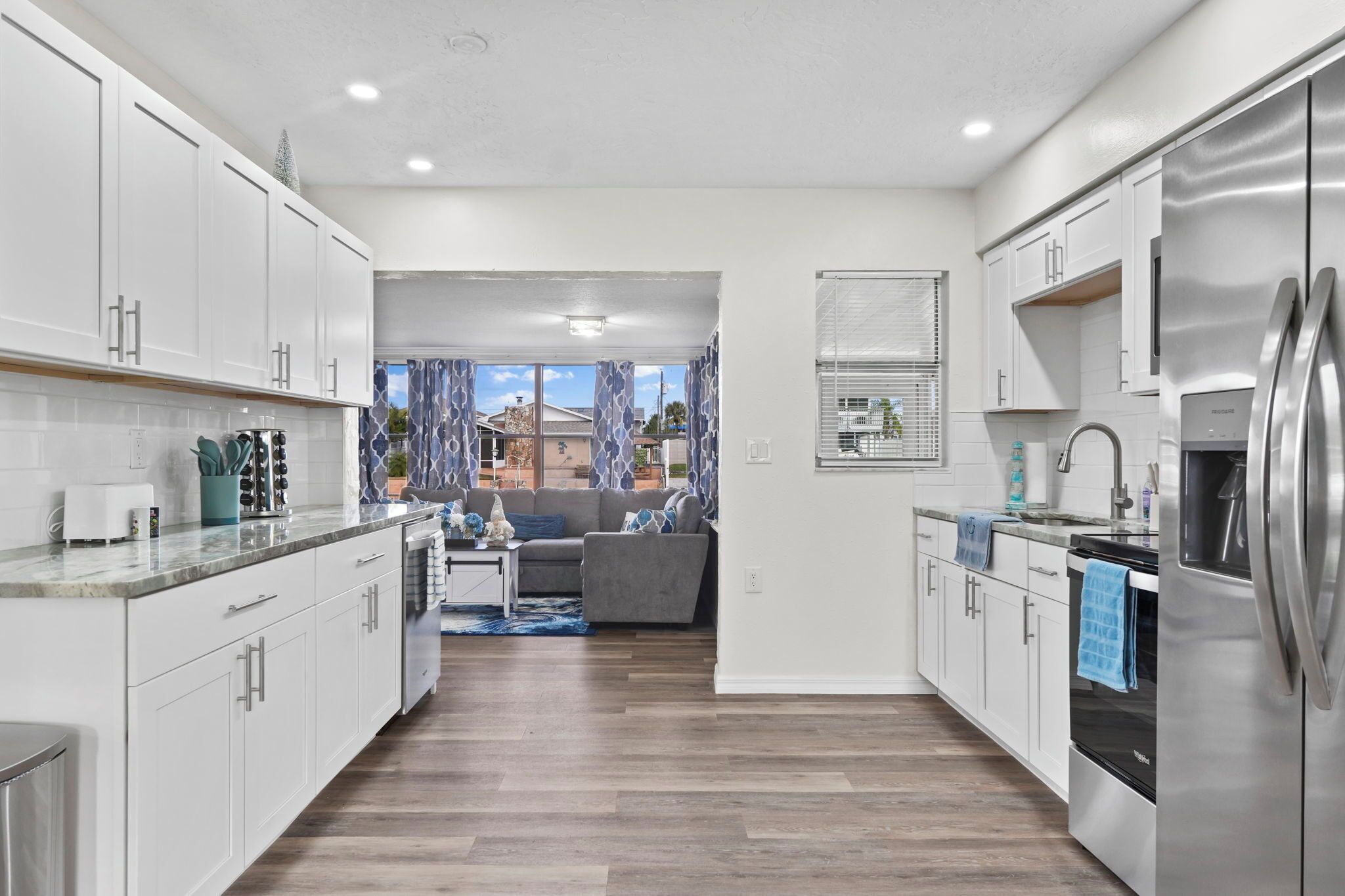 Jääkaappi, mikroaaltouuni, uuni, liesi