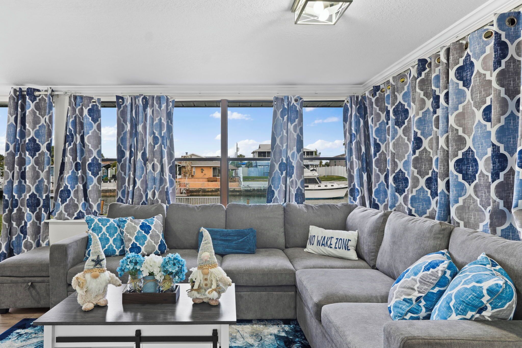 Älytelevisio, takka, pöytätennispöytä