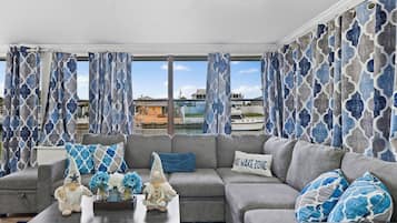 Älytelevisio, takka, pöytätennispöytä