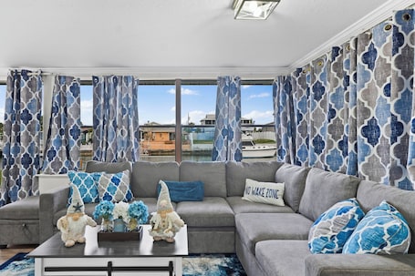 Smart TV, fireplace, table tennis. BRAND NEW REMOLDED Bay Breeze On The Coast