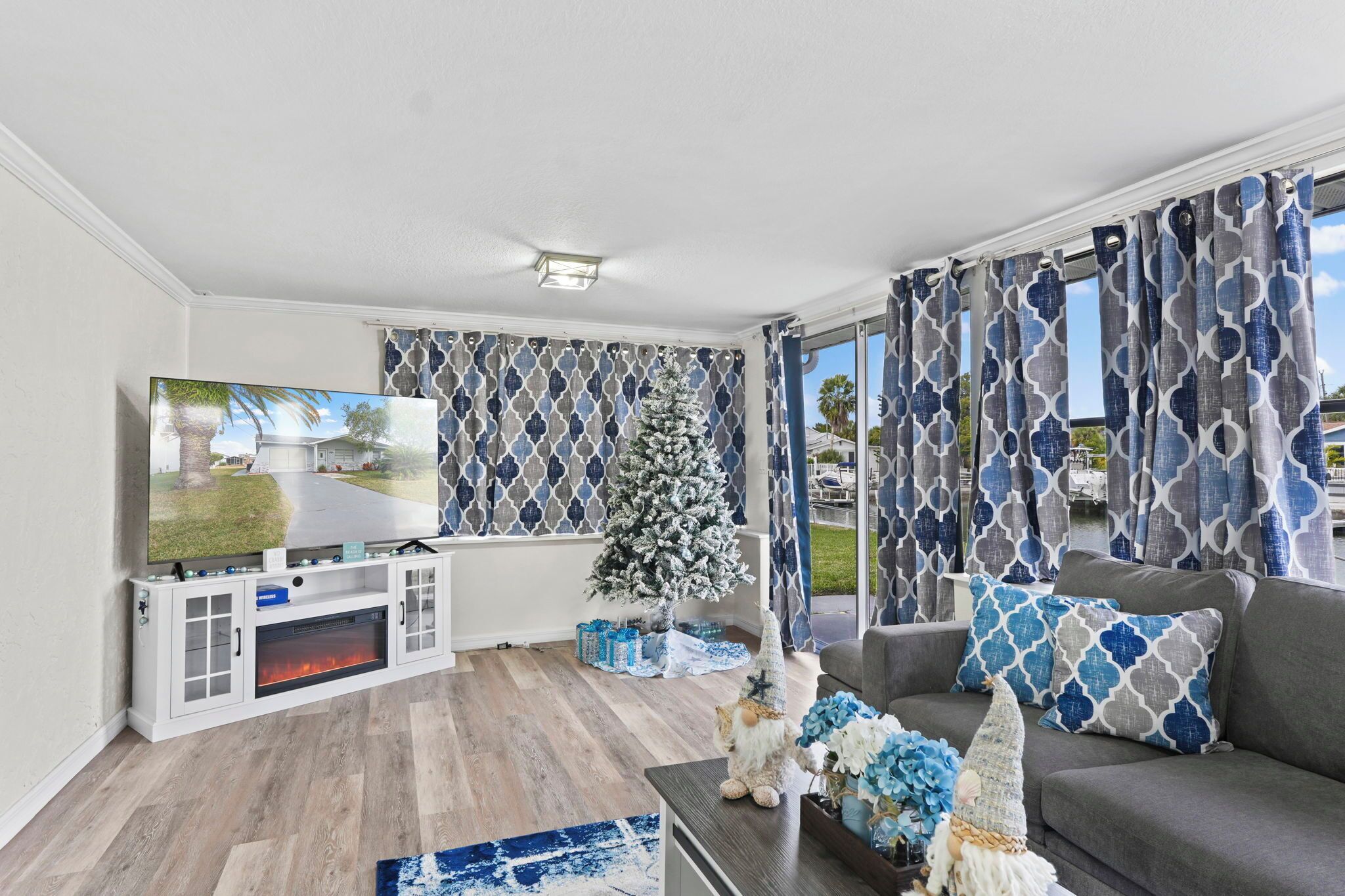 Smart-tv, pejs, bordtennisbord