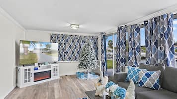 Smart-tv, pejs, bordtennisbord