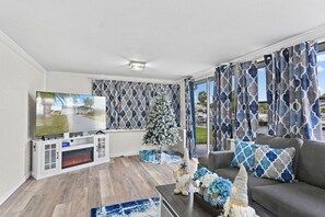 Smart-tv, pejs, bordtennisbord