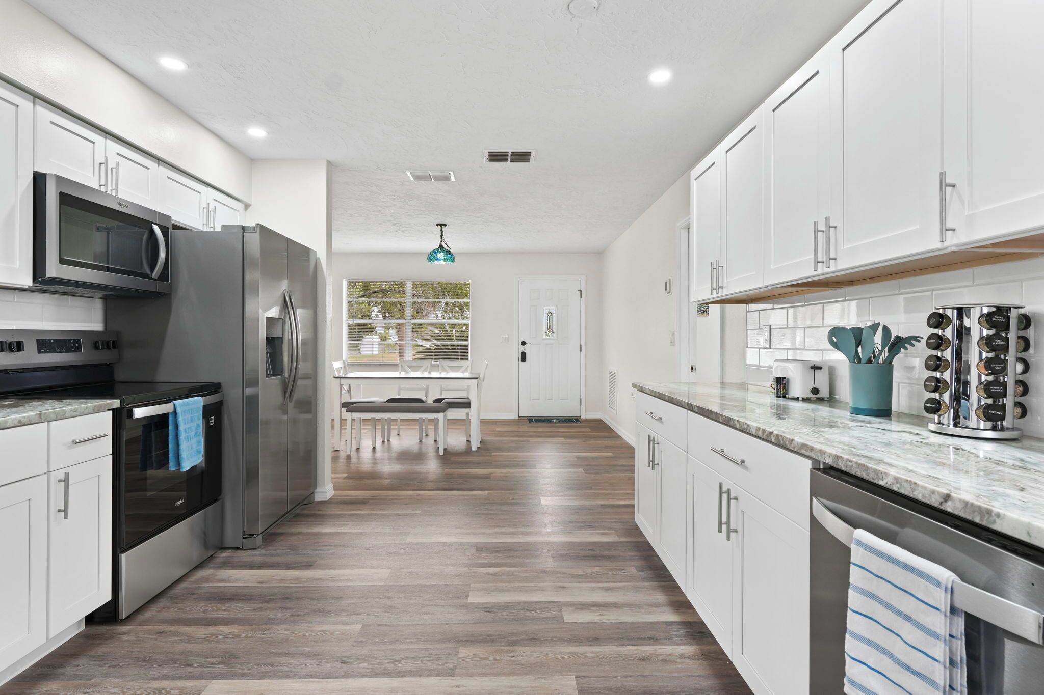 Jääkaappi, mikroaaltouuni, uuni, liesi