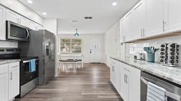 Jääkaappi, mikroaaltouuni, uuni, liesi