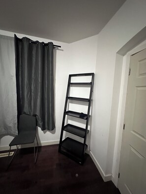 Interior - Your Cozy Calgary Getaway – Free Parking, Wi-Fi & Easy City Access (Calgary)