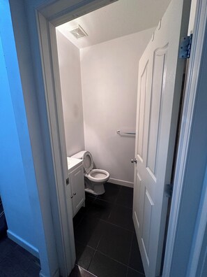 Dusche, Bidet, Handtücher, Toilettenpapier
