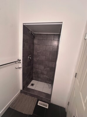 Shower, bidet, towels, toilet paper - Your Cozy Calgary Getaway – Free Parking, Wi-Fi & Easy City Access (Calgary)