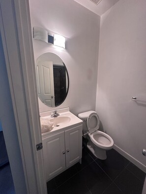 Chuveiro, bidê, toalhas de banho, papel higiênico